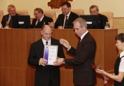 Губернатор вручает почетную грамоту Геннадию Долгову