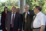 Гости осматривают Ленинский мемориал