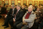 В зале