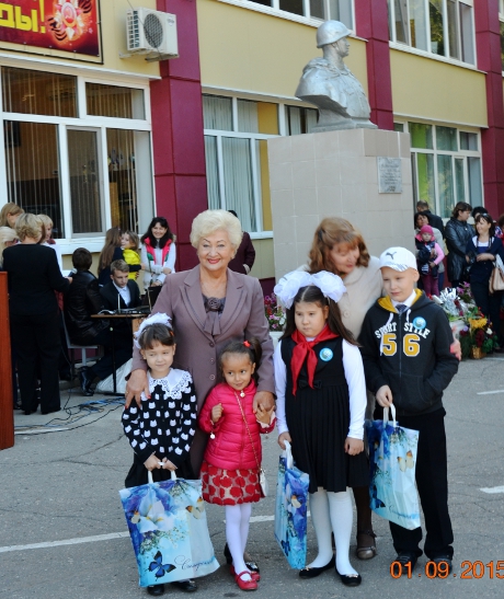 zhukovskaya-latysheva-pomogi-sobratsya-v-shkolu copy_copy