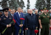 Возложение цветов к памятнику Герою России Дмитрию Разумовскому