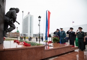 Возложение цветов к памятнику Герою России Дмитрию Разумовскому